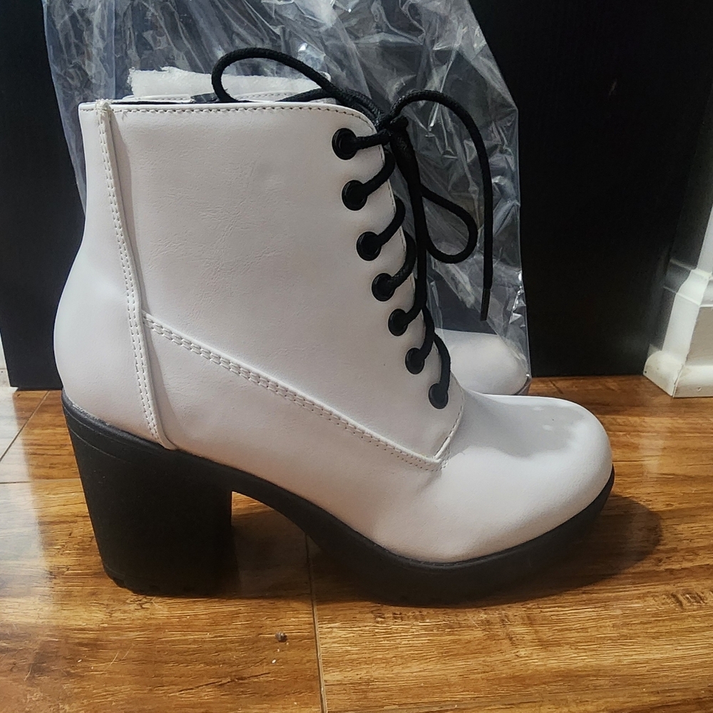Unr8ed Women's White Lace-Up Combat Boots. New In Box.